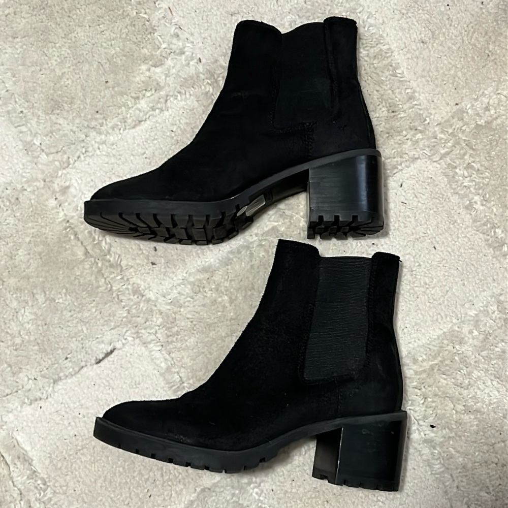Vince Camuto • size 8 • booties